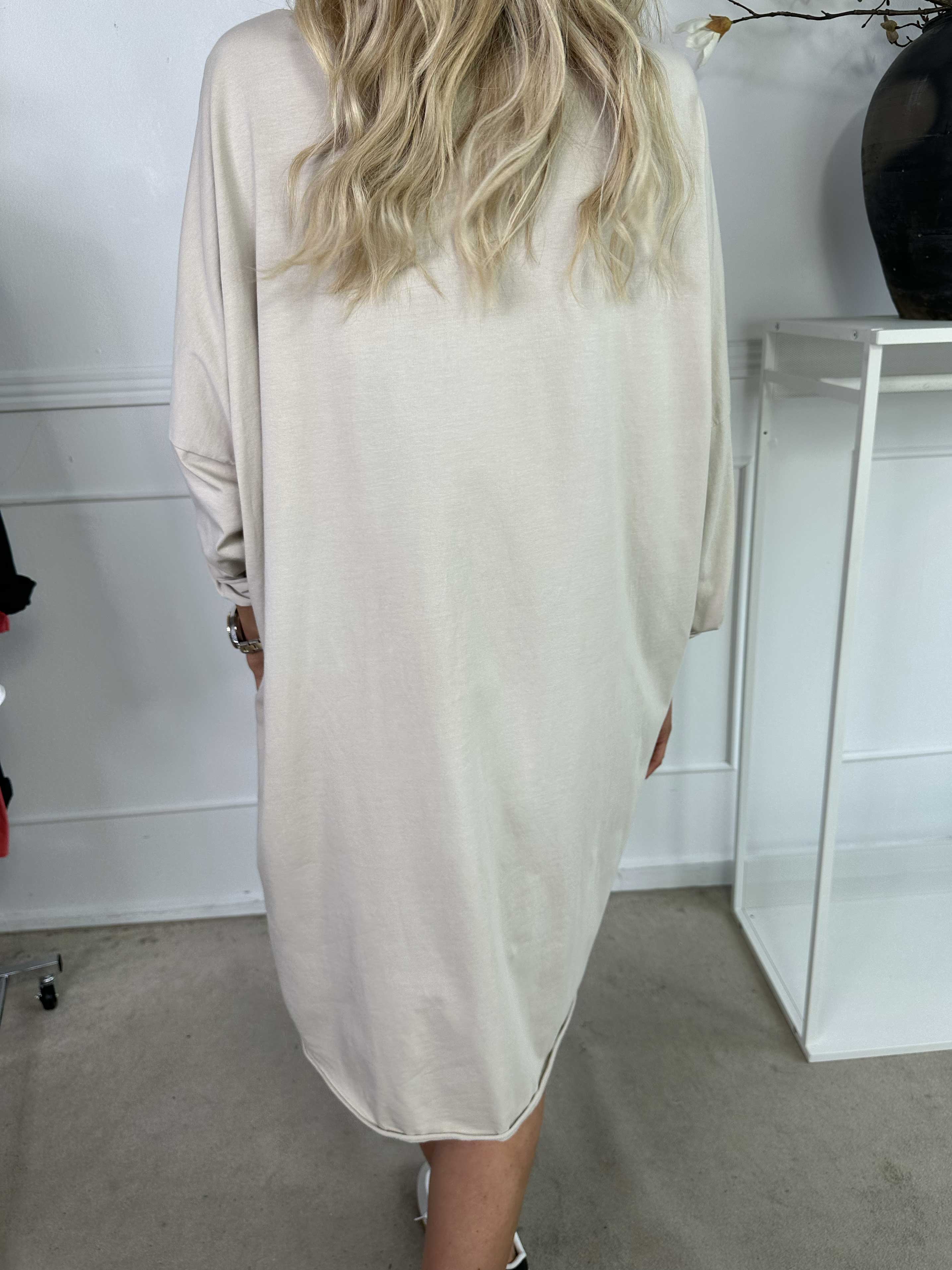 Oaklyn - Joggingklänning i mjuk bomull med silverskrift på framsidan